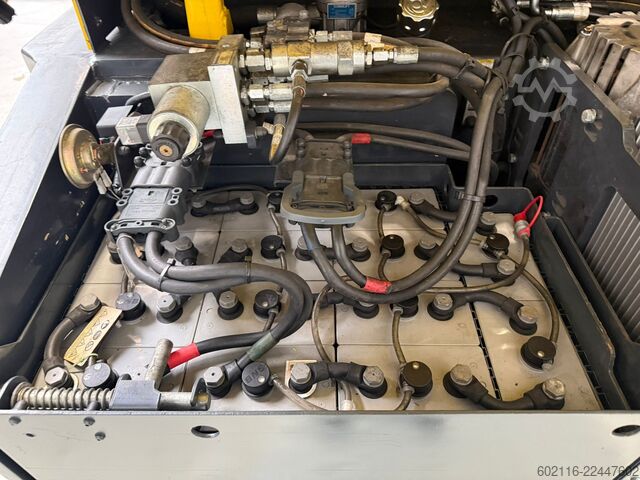 Carrello elevatore a 4 direzioni Combilift CBE3000 TRIPLEX 6500 POSITIONER