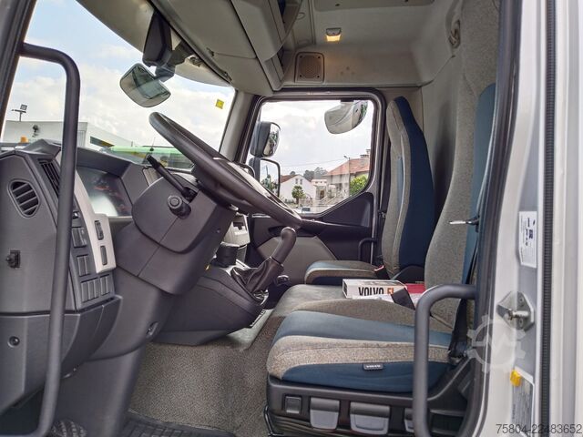 Plattewagen met zeil Volvo FL 240