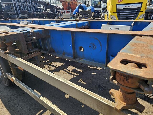 Transport von Containern HRD NT CON.40 foot extendible chassis  2 x 20 foot ...