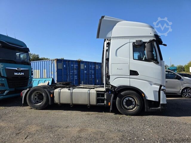 Standard nyergesvontató IVECO 490 S-Way mit kleinem Unfallschaden, Retarder