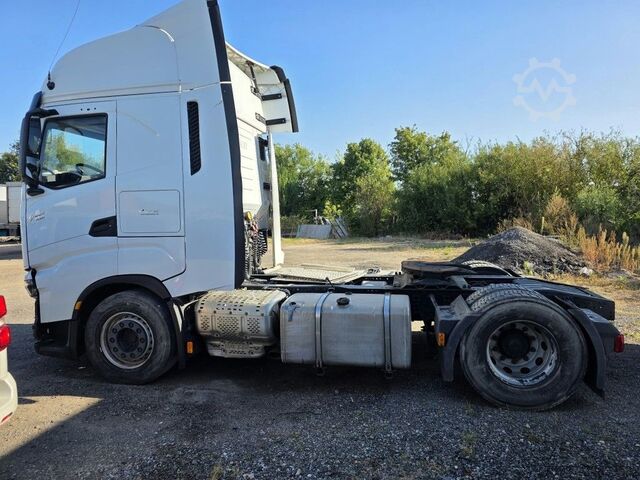 Standard nyergesvontató IVECO 490 S-Way mit kleinem Unfallschaden, Retarder