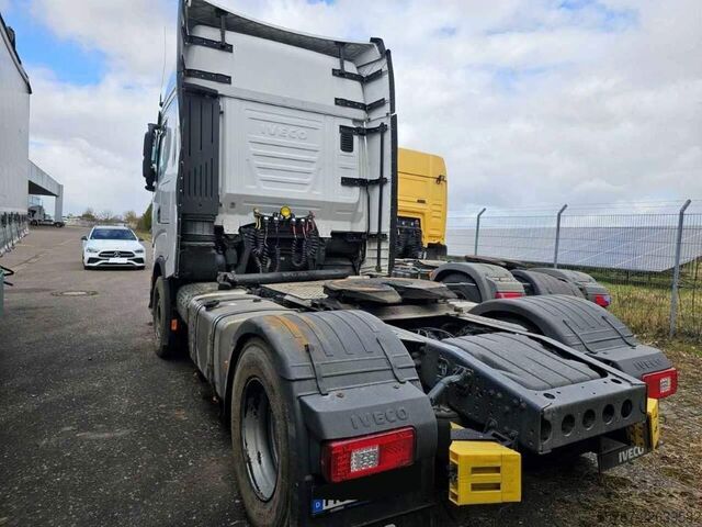 Standard nyergesvontató IVECO 490 S-Way mit kleinem Unfallschaden, Retarder
