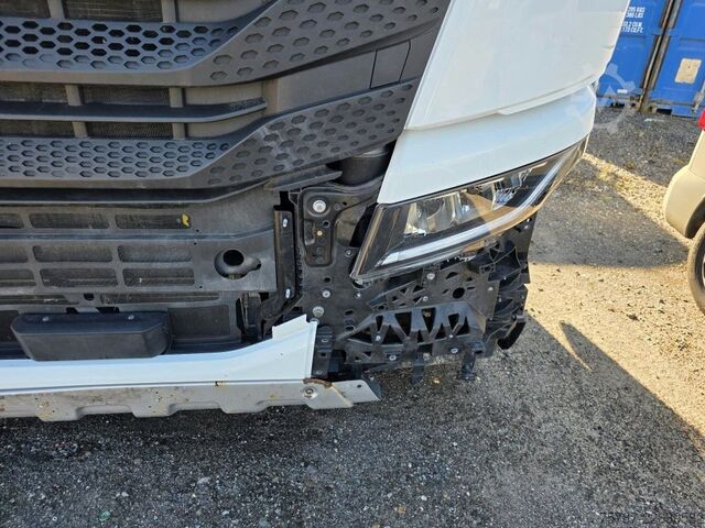 Standard nyergesvontató IVECO 490 S-Way mit kleinem Unfallschaden, Retarder