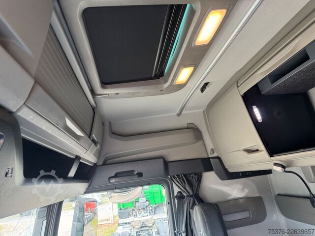 Standardni tegljač MAN TGX 18.510 beschädigt /damaged