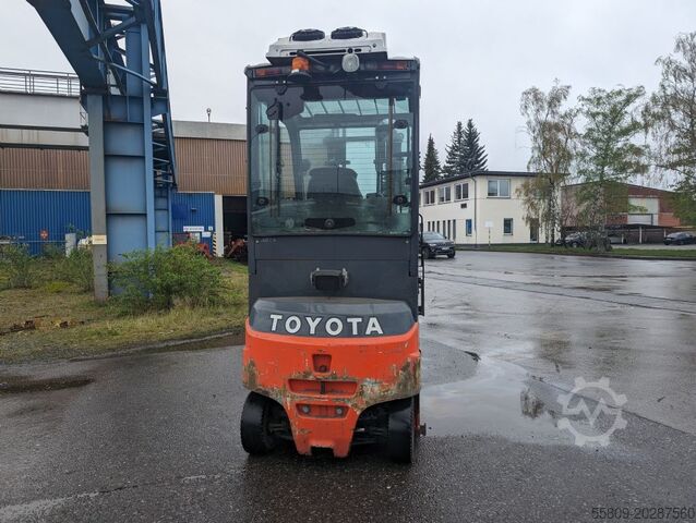 Electric 4-wheel forklift Toyota 8FBMT25