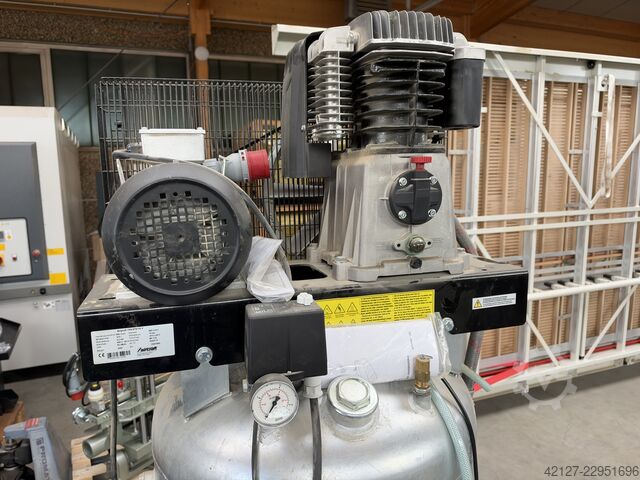 Compressor de pistão vertical Aircraft Airprofi 703/270/10 V