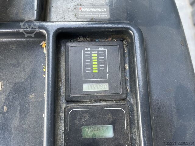 Tracteur de remorquage Jungheinrich EZS130