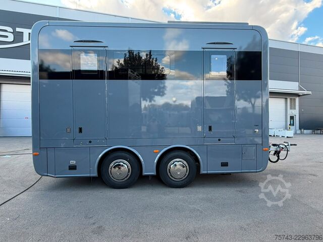 Remorcă pentru transport cai  STX Trailer  4 Pferde Wohnung, Dusche, Neu