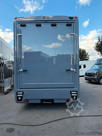 Remorcă pentru transport cai  STX Trailer  4 Pferde Wohnung, Dusche, Neu