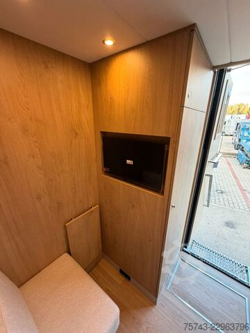 Remorcă pentru transport cai  STX Trailer  4 Pferde Wohnung, Dusche, Neu