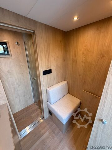Remorcă pentru transport cai  STX Trailer  4 Pferde Wohnung, Dusche, Neu
