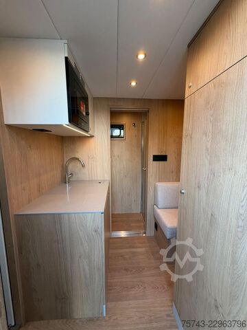 Remorcă pentru transport cai  STX Trailer  4 Pferde Wohnung, Dusche, Neu