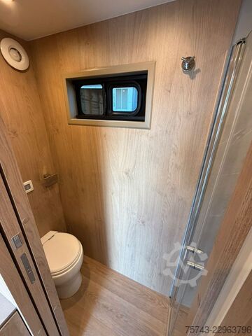 Remorcă pentru transport cai  STX Trailer  4 Pferde Wohnung, Dusche, Neu