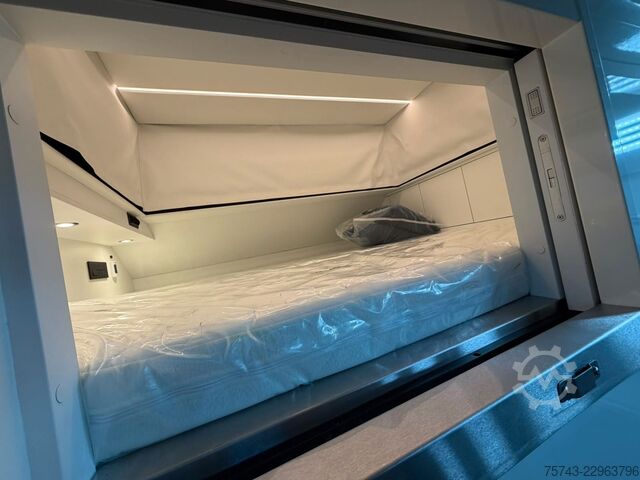 Remorcă pentru transport cai  STX Trailer  4 Pferde Wohnung, Dusche, Neu