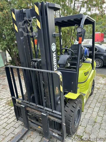 Gaffeltruck CLARK GTS 25