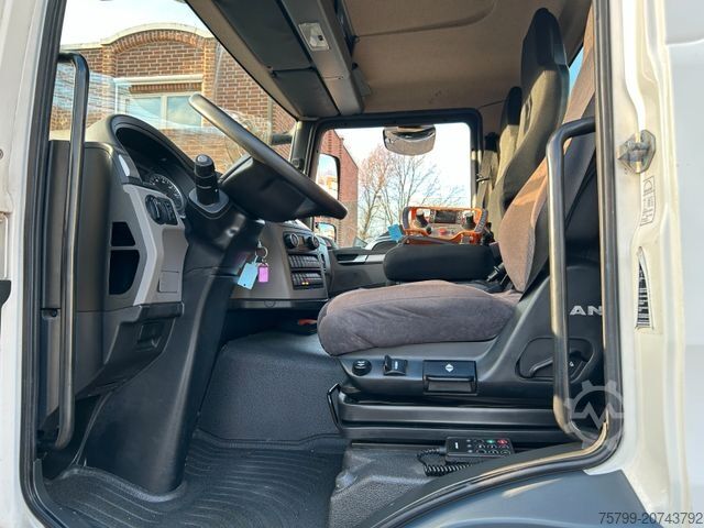 Autolaadkraan MAN 26.320+Böcker Dachdeckerkran AK46/6000+Seilwinde