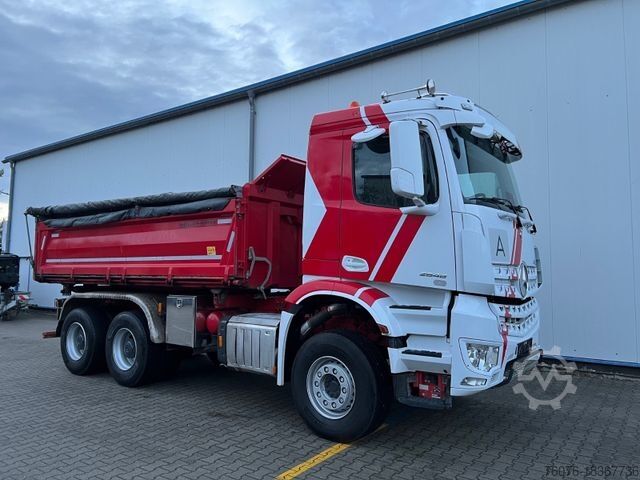 Třístranný sklápěč MERCEDES-BENZ Arocs 2648 K 6x4 Meiller Bordmatik Heizung Klima
