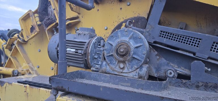 Mobile impact crusher on tracks Rubblemaster RM60 impact crusher