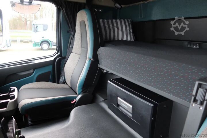 Box body Volvo FM 330 Bakwagen + Laadklep DHollandia 2000 kg