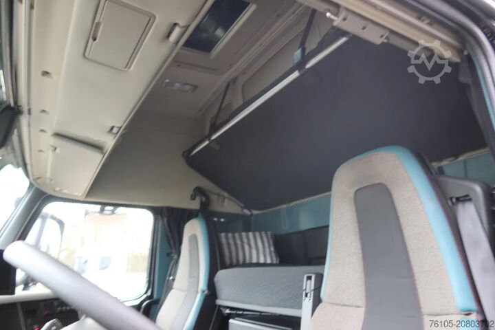 Box body Volvo FM 330 Bakwagen + Laadklep DHollandia 2000 kg