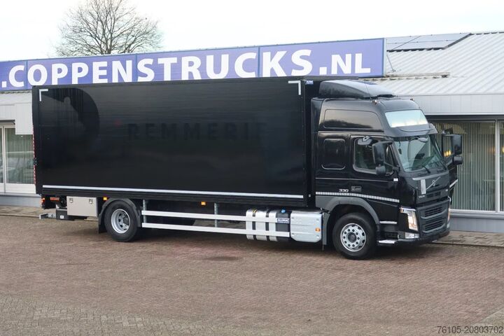 Box body Volvo FM 330 Bakwagen + Laadklep DHollandia 2000 kg