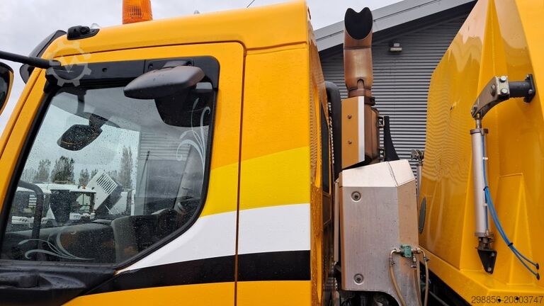 Sweeper truck DAF LF met Johnston VS501