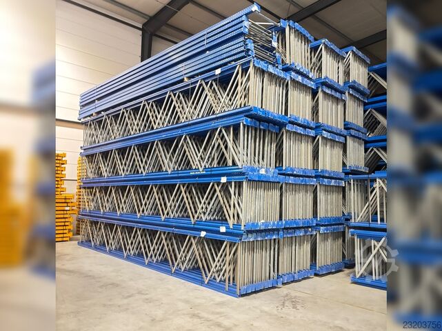 Entrepôt grande hauteur ca. 14 lfm Jungheinrich Esmena Höhe : 825 cm , 2100 kg Fachlast