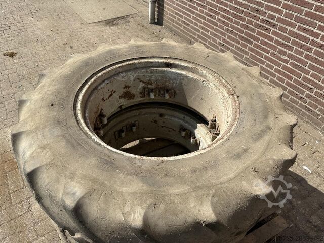 Koło z oponą Goodyear 