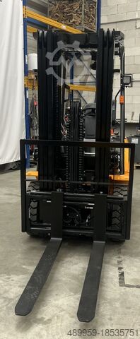 Stivuitor electric cu 4 roți Hangcha Elektrostapler CPD25-XEY2-SI