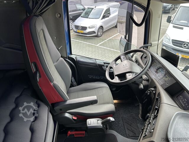 Standard tractor Volvo FH 460 Globetrotter / Dynamic Steering / 2 Tank...