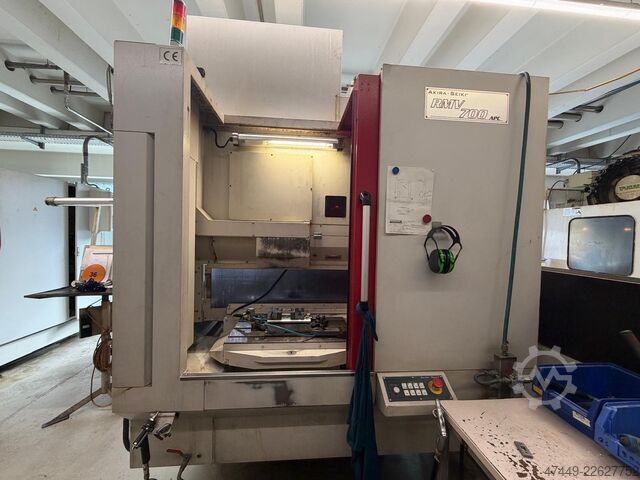 Centro de maquinação vertical Akira Seiki RMV700APC