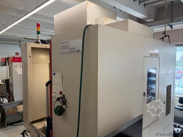 Centro de maquinação vertical Akira Seiki RMV700APC