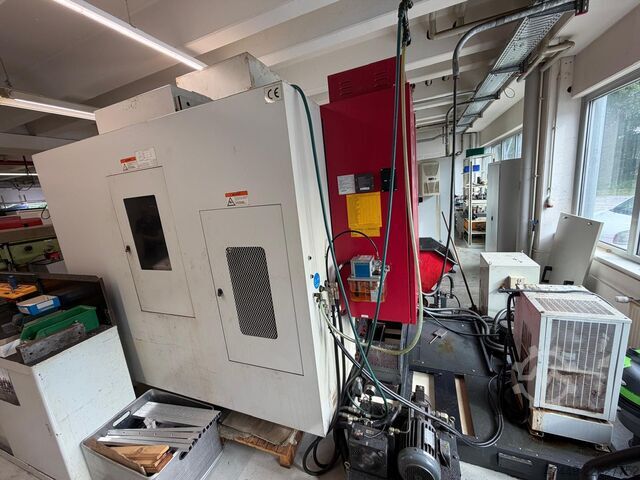 Centro de maquinação vertical Akira Seiki RMV700APC