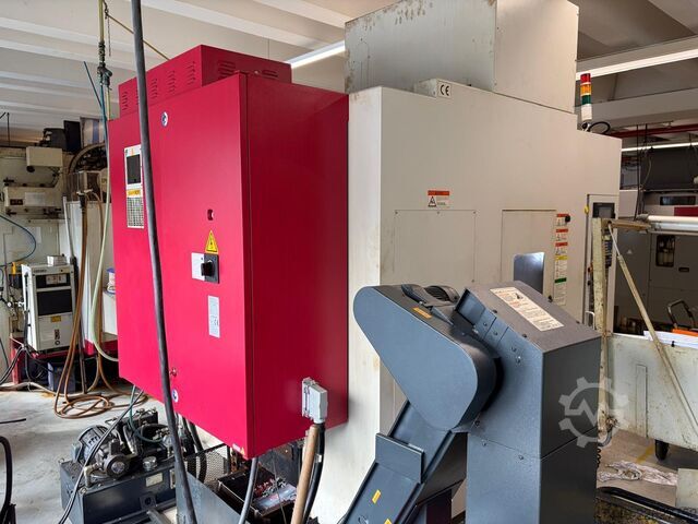 Centro de maquinação vertical Akira Seiki RMV700APC