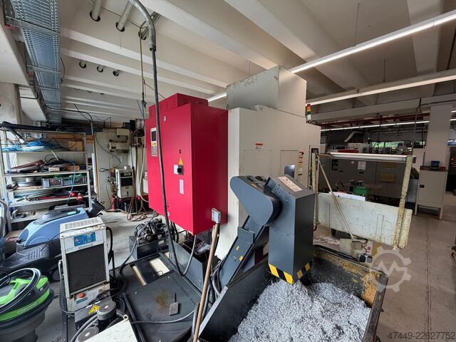 Centro de maquinação vertical Akira Seiki RMV700APC