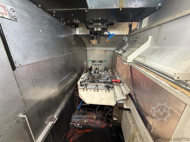 Centro de maquinação vertical Akira Seiki RMV700APC