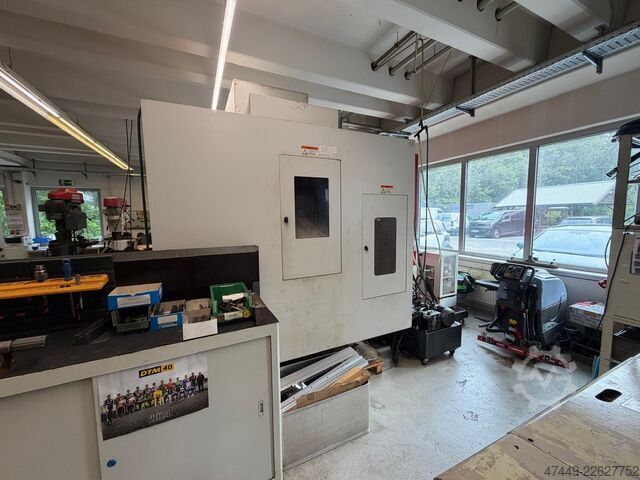 Centro de maquinação vertical Akira Seiki RMV700APC
