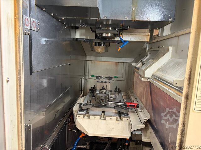 Centro de maquinação vertical Akira Seiki RMV700APC