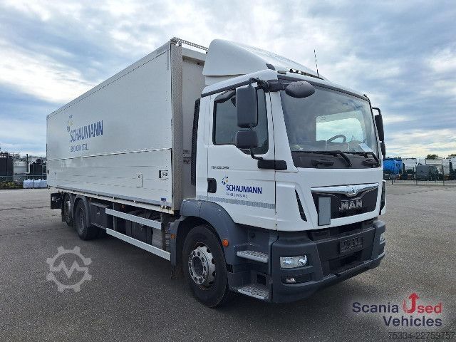 Vrachtwagen met bakwagen MAN TGM 26.340 Getränkekoffer LBW Bär