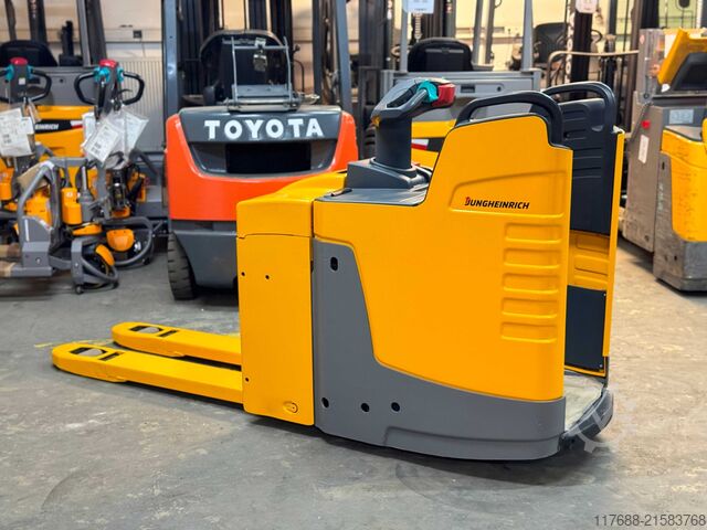 Žádný řidič paletového vozíku Jungheinrich ERE 225 - Service Neu - Batterie 86%