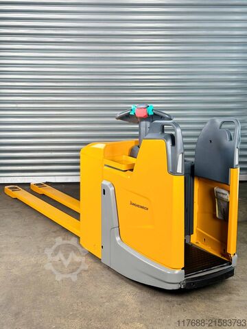 Žádný řidič paletového vozíku Jungheinrich ERE 225 - Service Neu-2.400mm Gabeln -Batterie 83%