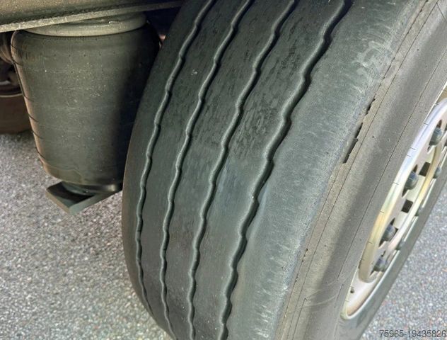 Chladírenský návěs SCHMITZ CARGOBULL SCB*S3B 270 CM HIGH FLOWER WIDE LIFTAXLE TAIL LI