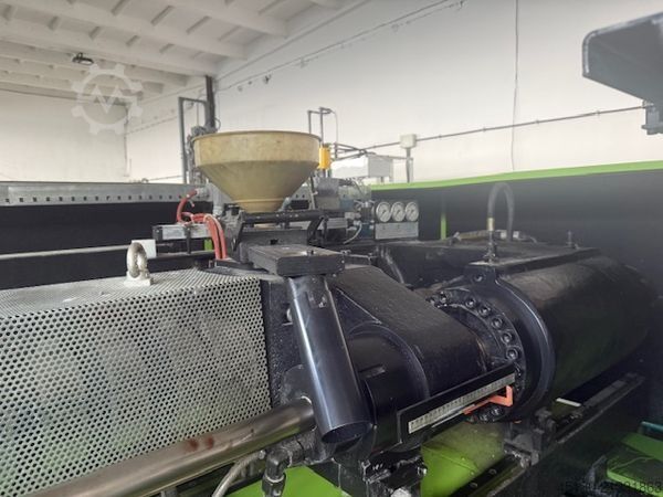 Formsprutningsmaskin Engel ES 1350/275 HL mit dem Roboter Engeel