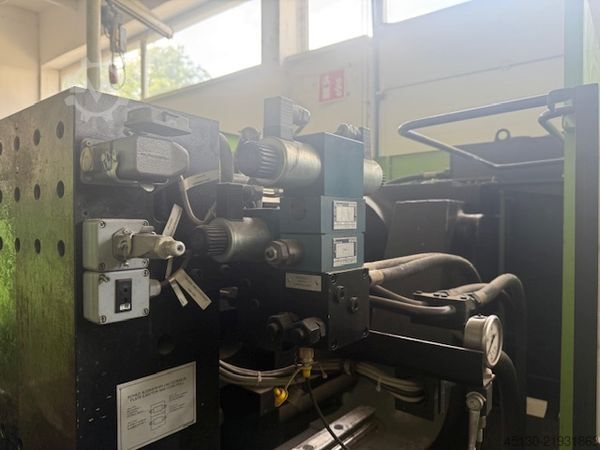 Formsprutningsmaskin Engel ES 1350/275 HL mit dem Roboter Engeel