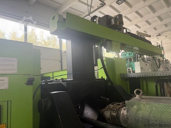 Formsprutningsmaskin Engel ES 1350/275 HL mit dem Roboter Engeel