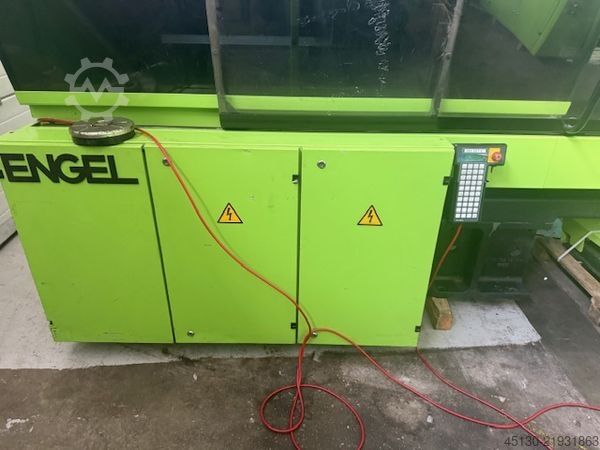 Formsprutningsmaskin Engel ES 1350/275 HL mit dem Roboter Engeel