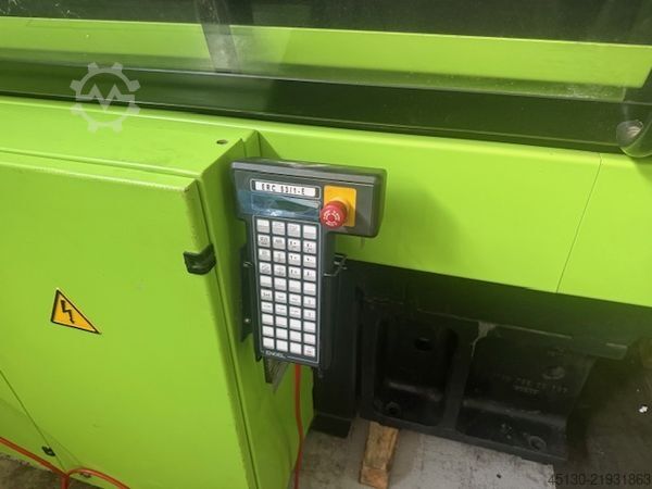 Formsprutningsmaskin Engel ES 1350/275 HL mit dem Roboter Engeel