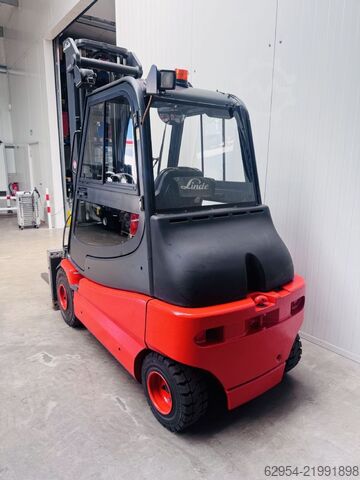 Chariot élévateur électrique à 4 roues Linde E 30 - 03 S Triplex Kabine ZVG