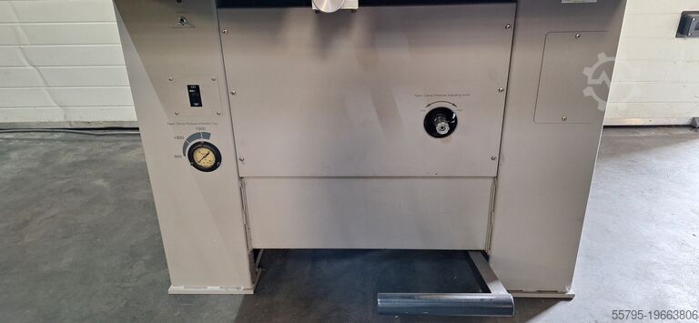 Stroj na řezání papíru Horizon APC-M 61