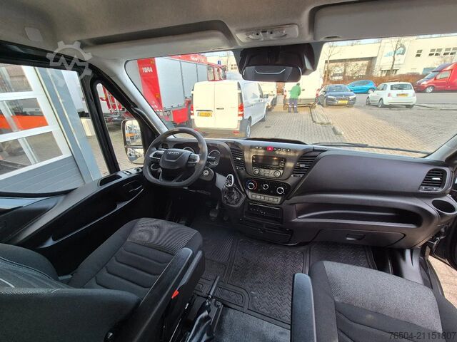 Plattformsskåpbil dubbelhytt Iveco Daily 40C18 3.0D Hi-Matic DC Open laadbak GVW 3...